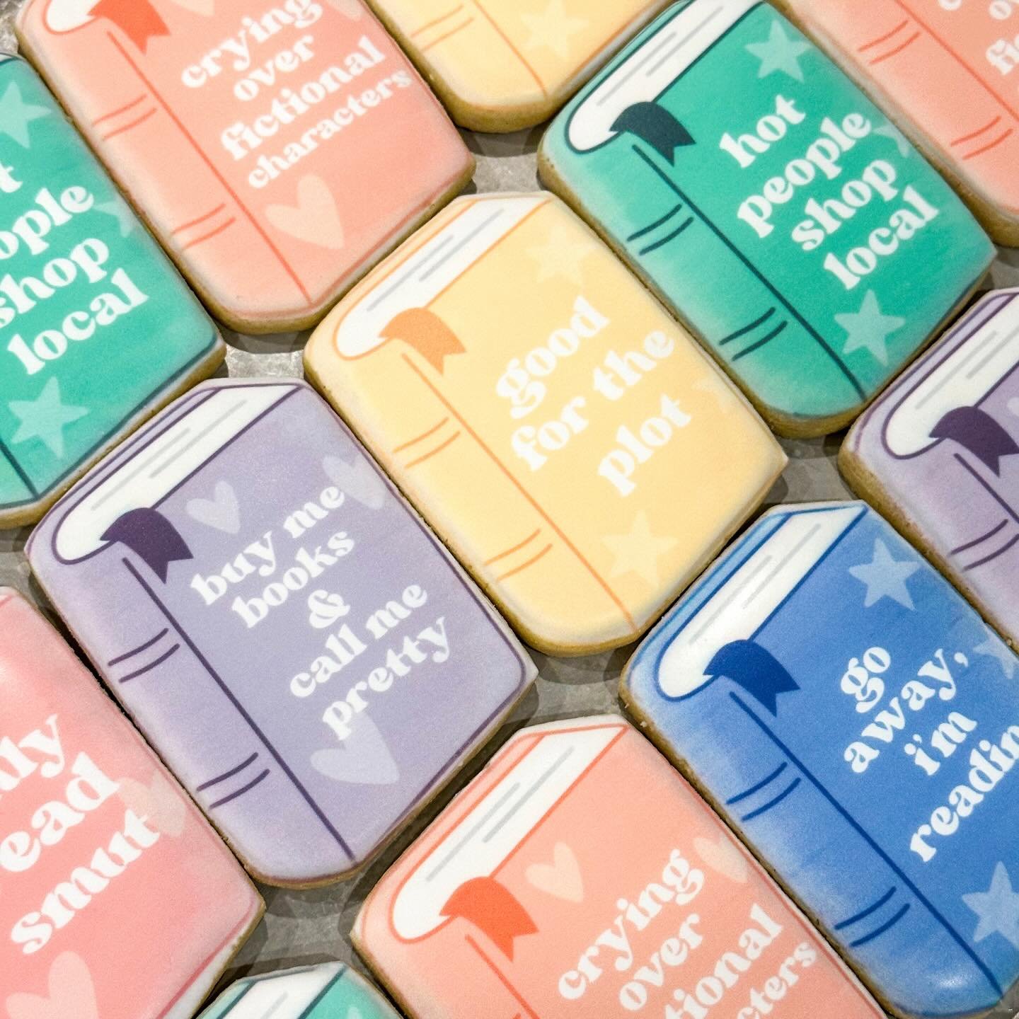 📖 Happy Canadian Independent Bookstore Day! 📖

It was so fun to make edible versions of the custom book designs, made by Hannah @hvanrys.designs

Why not have your book, and eat it, too?! 

Find them at @cedarcanoebooks @capsize.coffee in Bracebrid