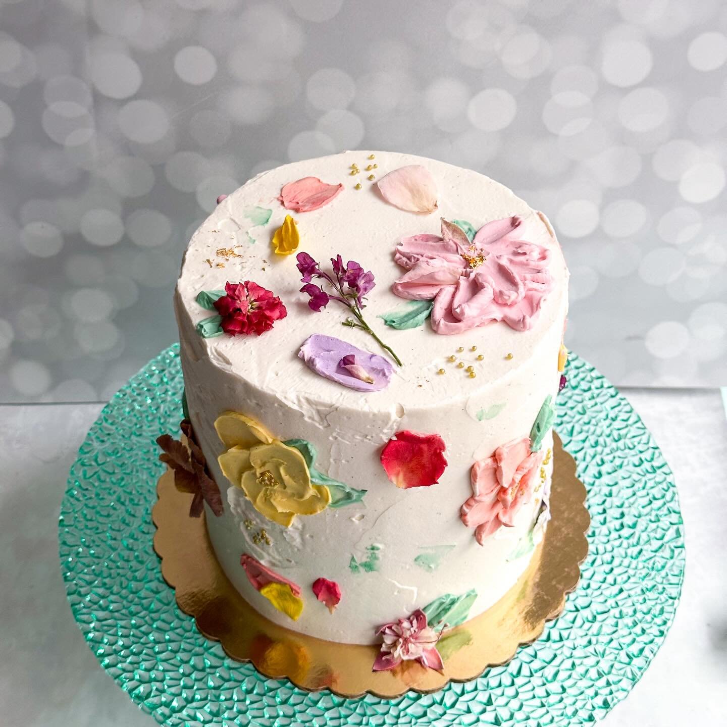 &bull; s p r i n g &bull;

Spring is finally here!  After a long, dark winter - spring flowers are starting to bloom.

This cake was made for a lovely friend, who orders a cake every year for her birthday.  This year, I wanted the cake to feel like a