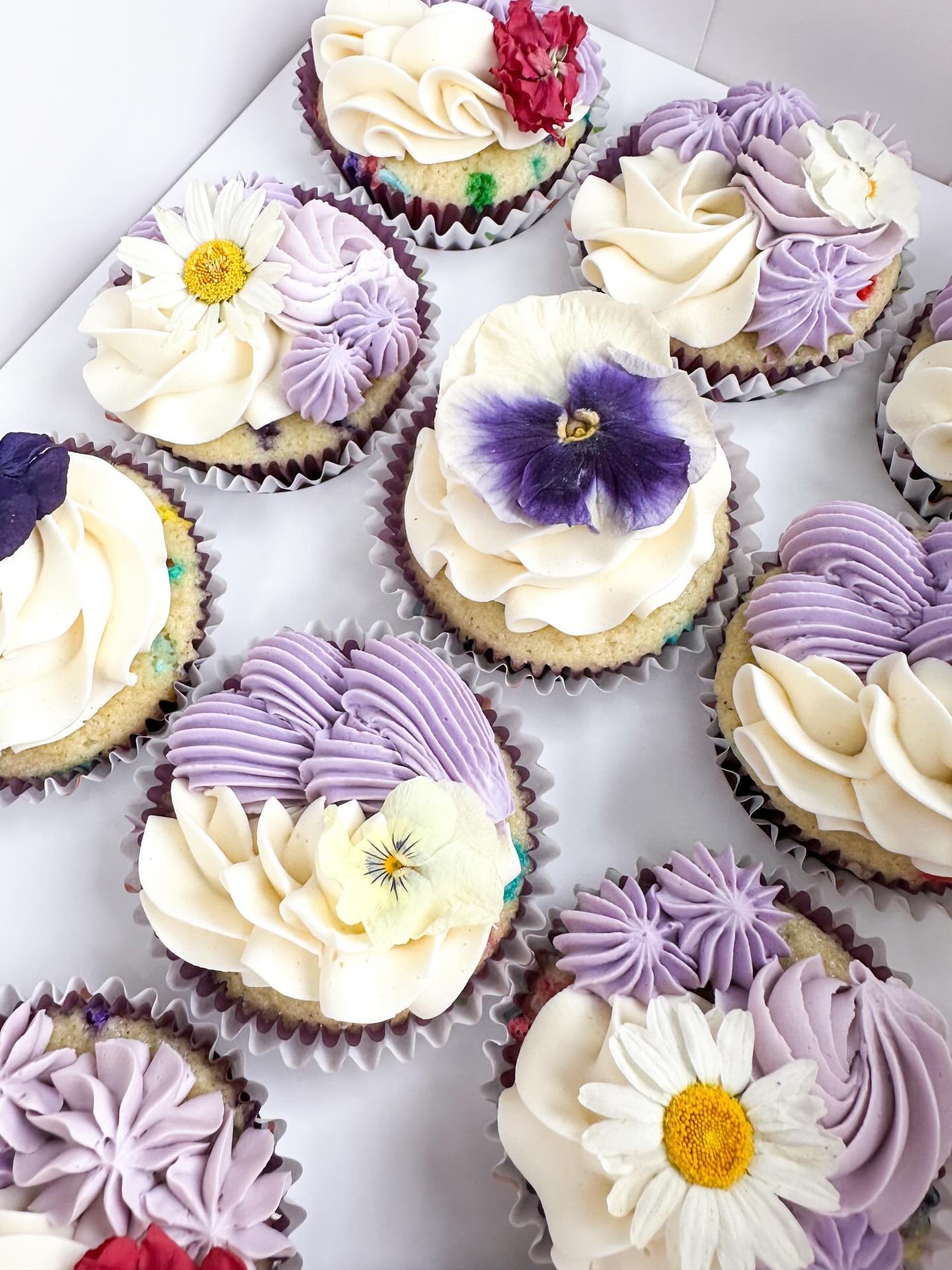 &bull; Mother&rsquo;s Day &bull;

I&rsquo;ll have two options for Mother&rsquo;s Day treats this year.

1) A lovely mixed box of cupcakes featuring 3 flavours: vanilla, chocolate, and earl grey.

2) A mixed box of amazing coffee shop treats, featurin