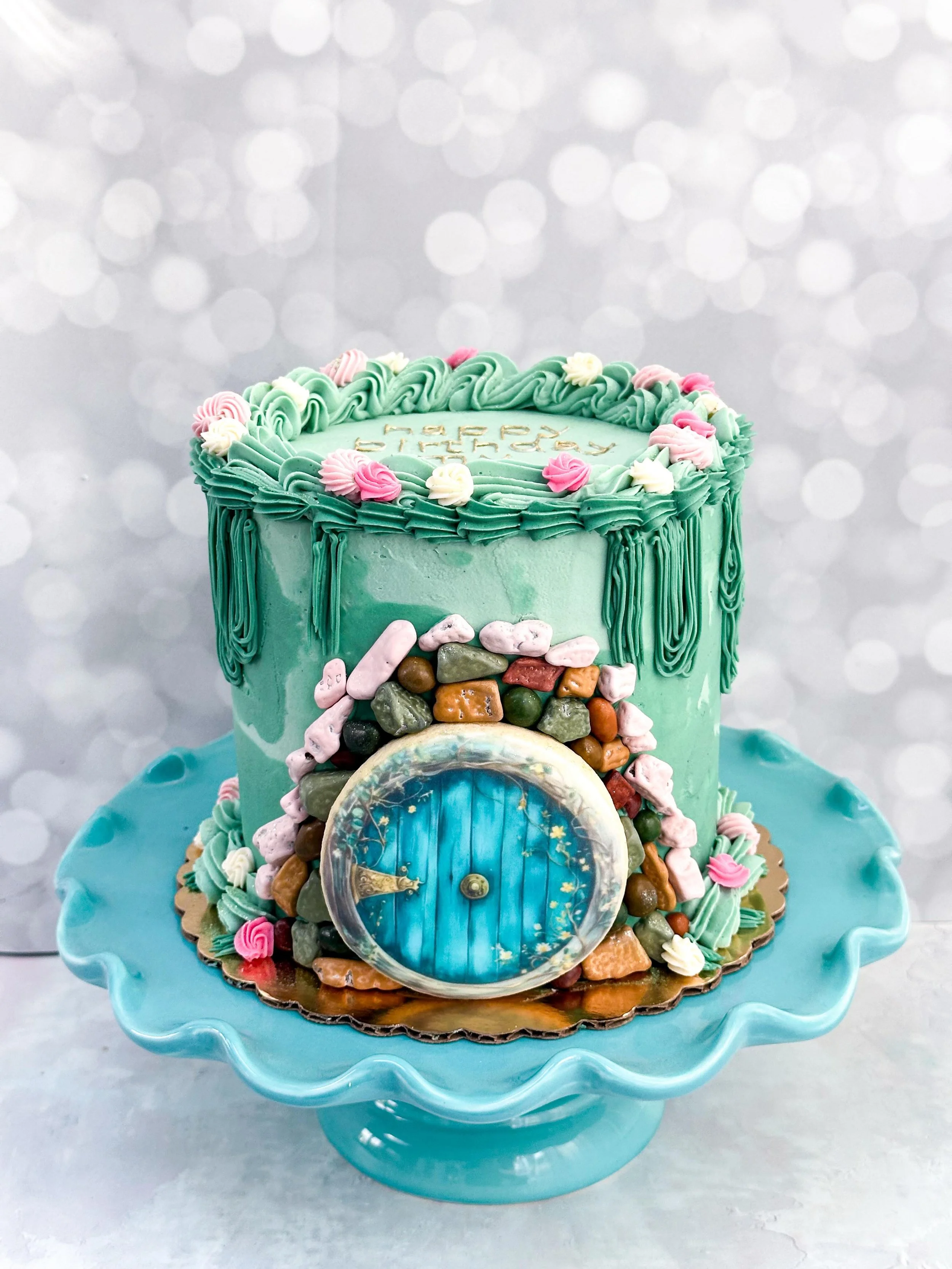 When your friend&rsquo;s husband sends a last-minute cake request&hellip; and somehow you make it happen 🙌🏻

I was sent a gorgeous cake design by @crossconfections, and that was the inspiration for this magical cake.  Lord of the Rings meets whimsi