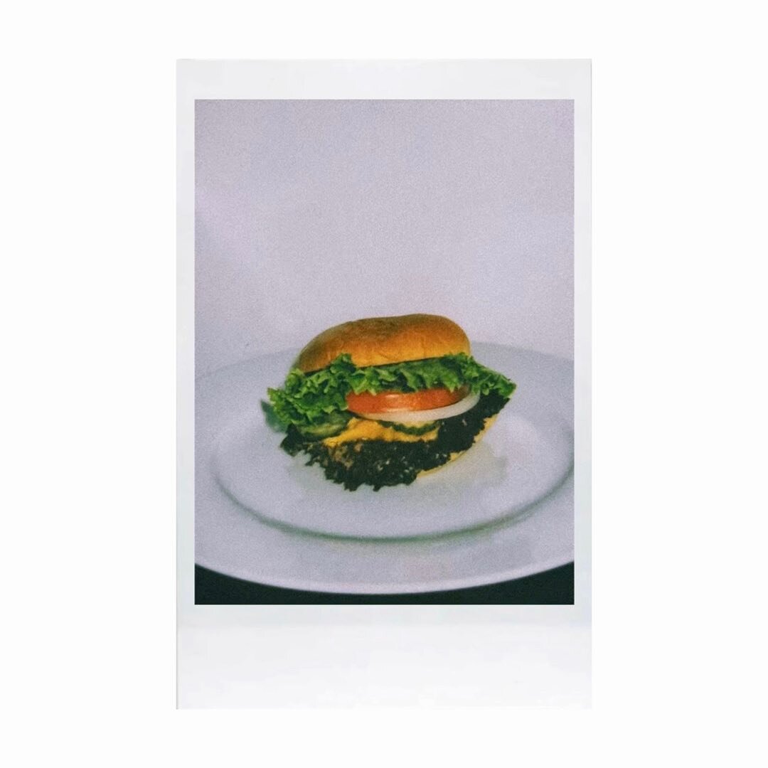 Dinner is served, New York 🍔 // 2023 #polaroid 
🎞️: #instax

Thanks @bluecollarburger 

#filmphotography #instaxmini #polaroids  #fuji #buyfilmnotmegapixels #nyc #newyork #thefilmshot #foodporn #filmisnotdead #newyorkcity #foodie #foodphotography #
