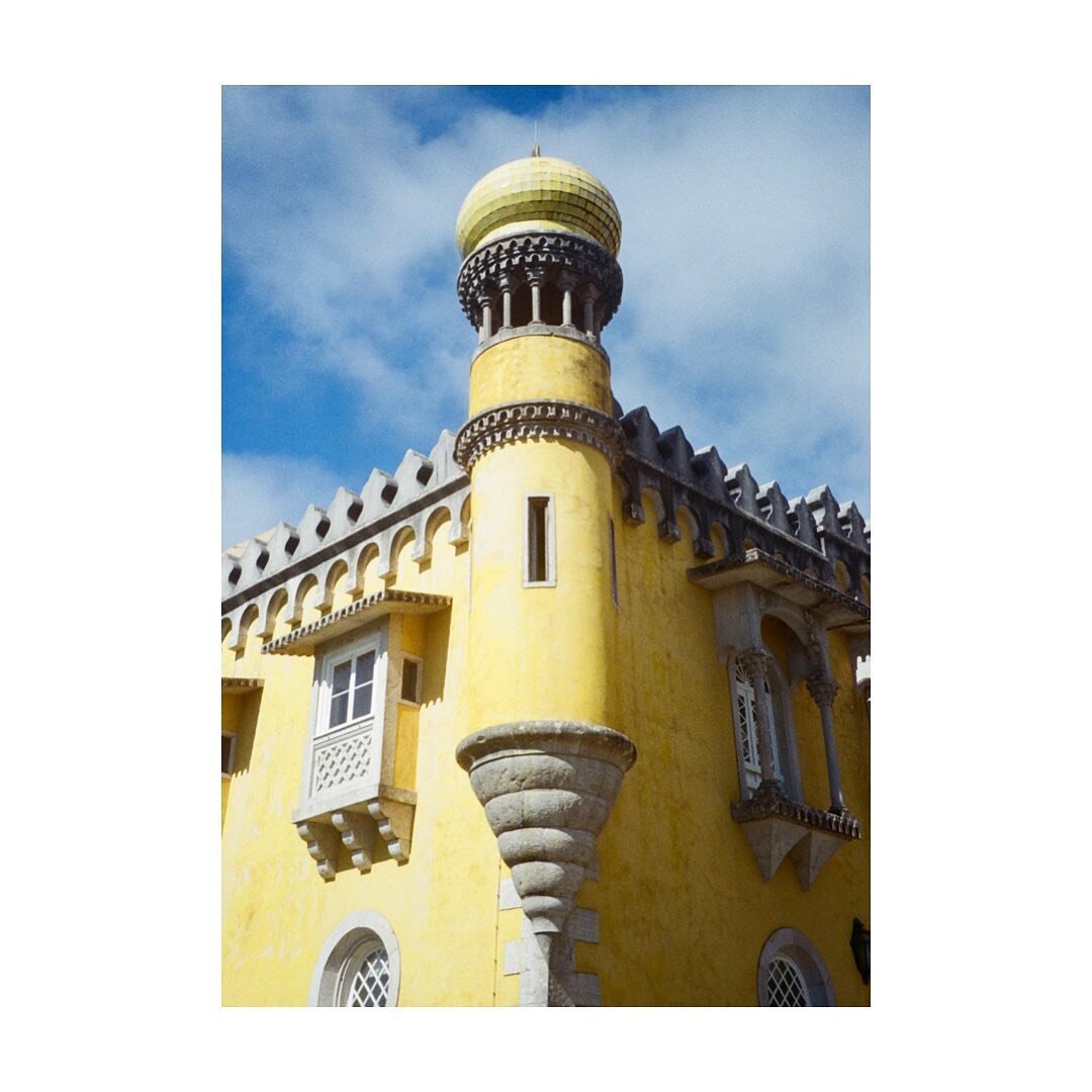 Pal&aacute;cio Nacional da Pena, Sintra, Portugal // 2023 #35mm
🎞️: @kodak #ultramax400 

#filmphotography #analogphotography  #kodak #buyfilmnotmegapixels #sintraportugal #sintra #thefilmshot #travel #filmisnotdead #portugal #travelphotography #tra