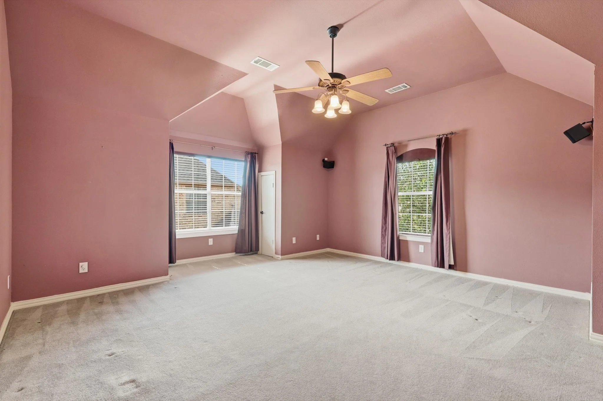 Media room could be a 6th bedroom