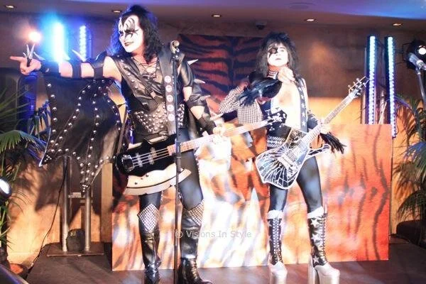 Kiss Staging