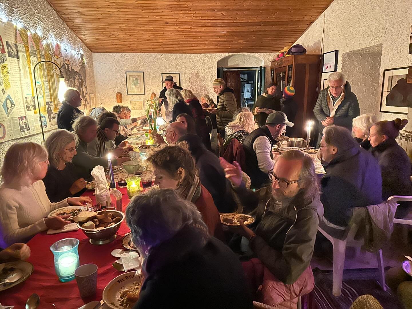 Un grande ringraziamento per la Giornata della Terra a @judithwiesner per i piatti vegetariani e @kristinepukite per il bar e i cocktail!