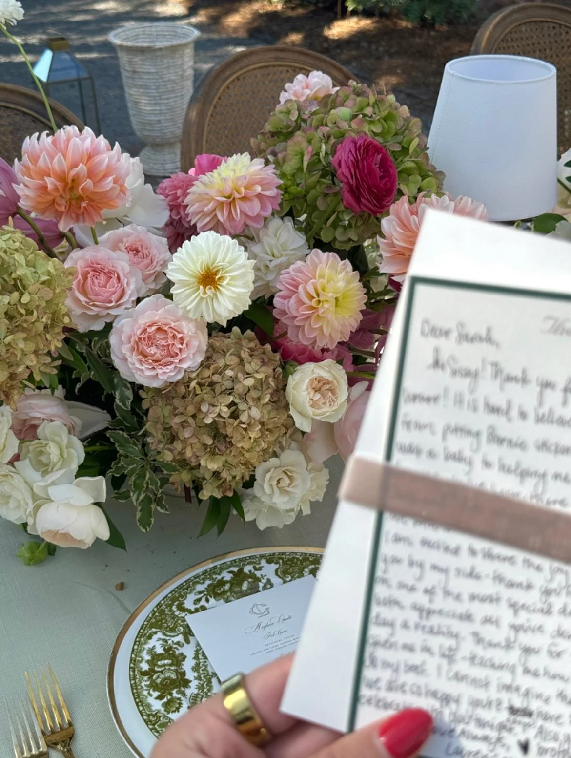 Personalized notes for every guest perfectly placed behind each menu. This bride spent months writing 175 notes to each of her guests - such a thoughtful touch 💗