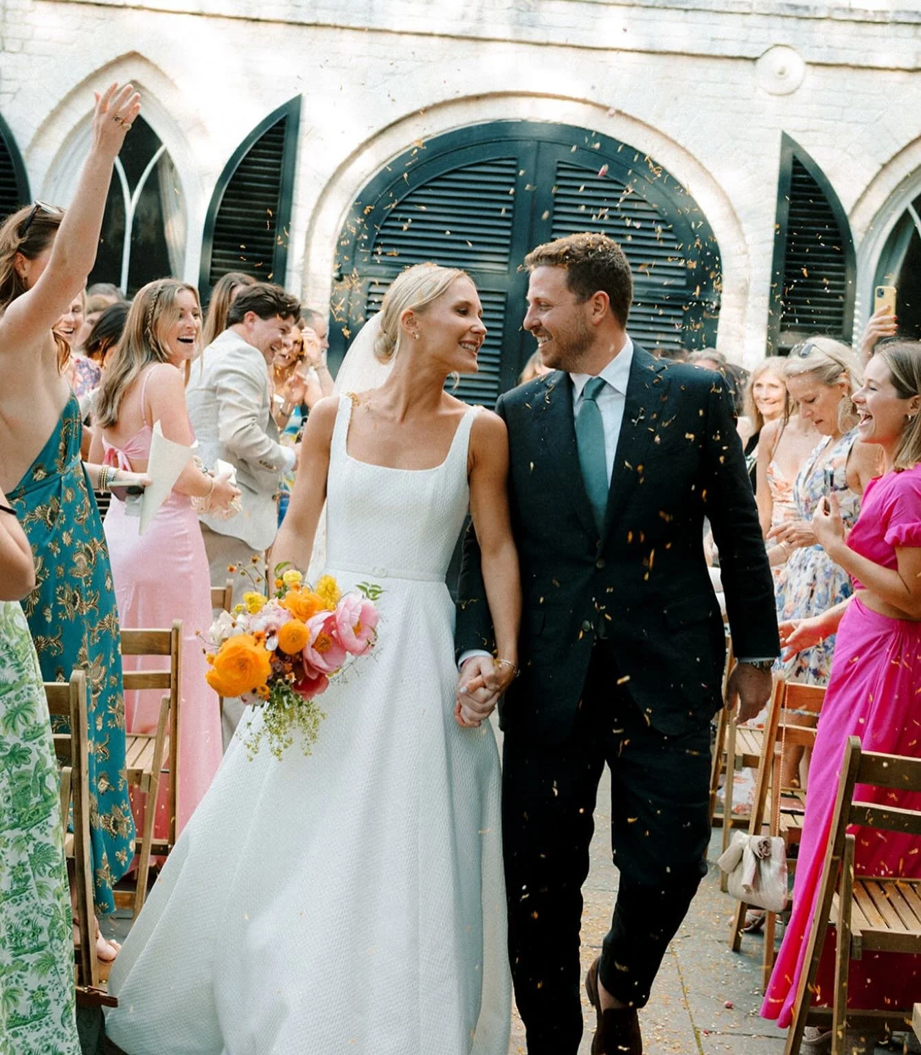 A call yesterday reminded me of this beautiful couple and their gorgeous spring day filled with the perfect pops of color 💐