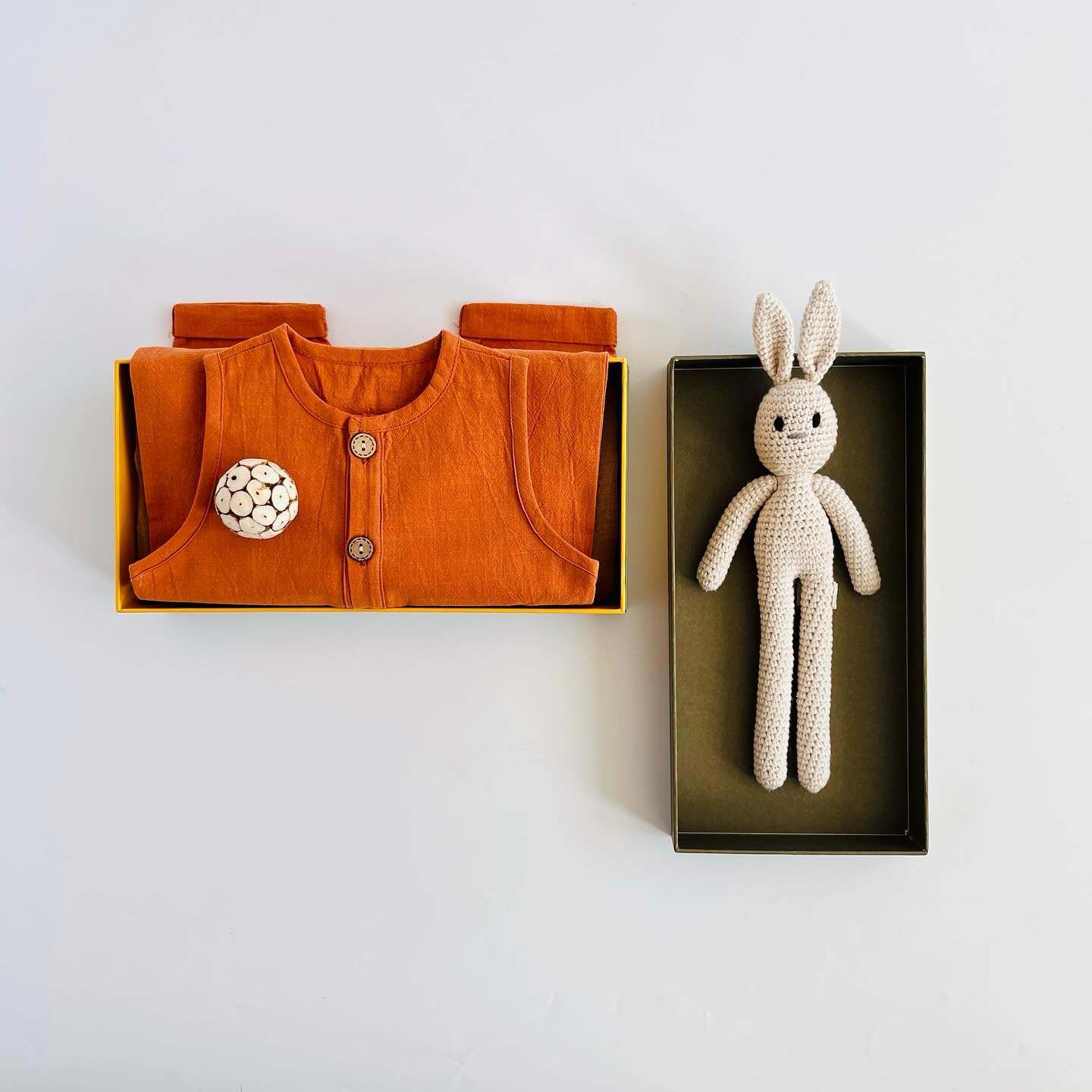 Summer new baby arrival gift sets. Unisex. 4 colour options. 

Send to new parents. 
.
.
.
.
#newbabyarrival #babyarrival #newbabygifts #newbaby #firstbaby #sendagift #pregnant #giftsets #cutebabygifts