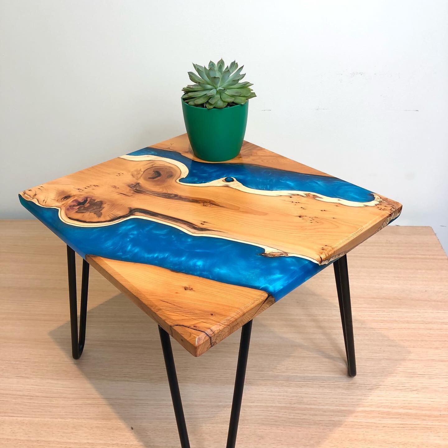 Yew and blue resin side table. Little Christmas commission for a clients husband.
.
.
.
.
.
.
.
.
#table #coffeetable #presentideas #yew #oak #stives #cornwall #rivertable #resintable #epoxy #bespoke #interiordesign #wayneyedge #furniture #epoxyart #