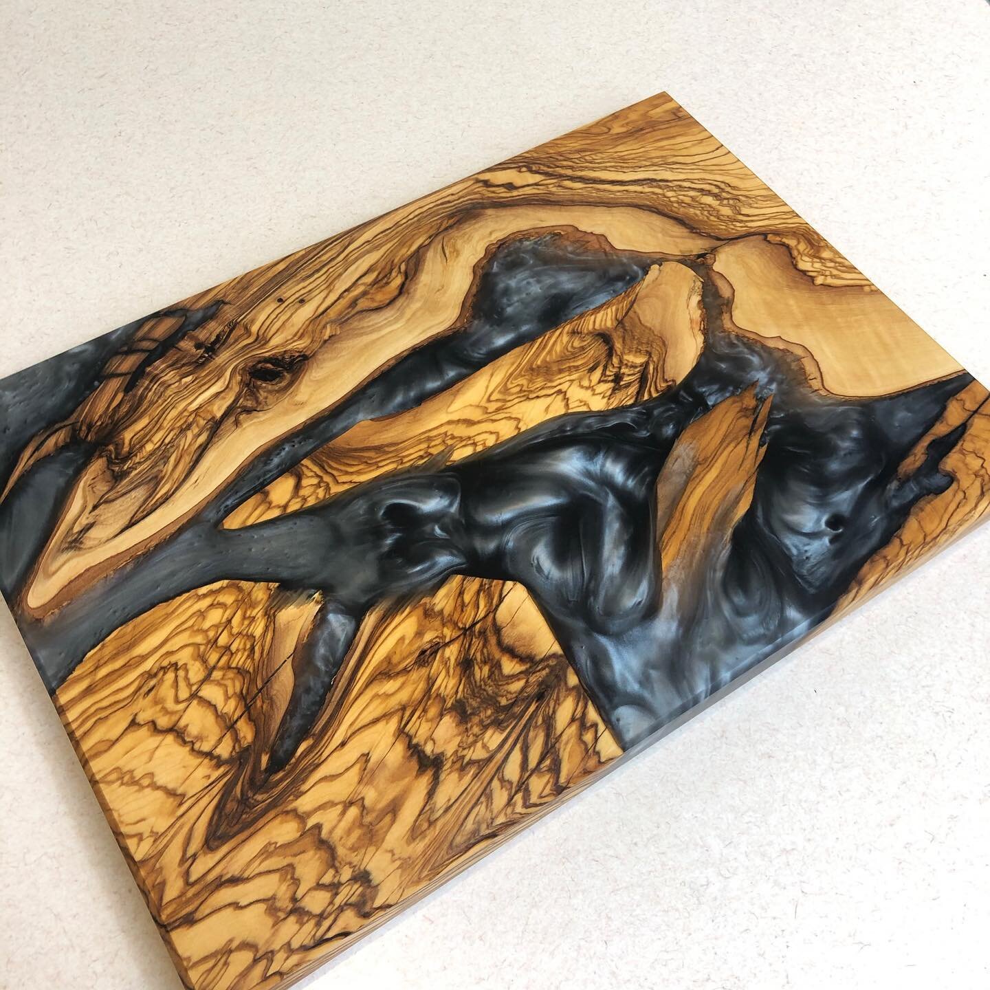 Another commissioned piece for a Client. Olive wood and grey resin to match their kitchen! Perfect present for a foodie! Finished with @howard_products oil and  conditioner.
.
.
.
. 
.
#servingtray #choppingboard #choppingblock #servingboard #cheeseb