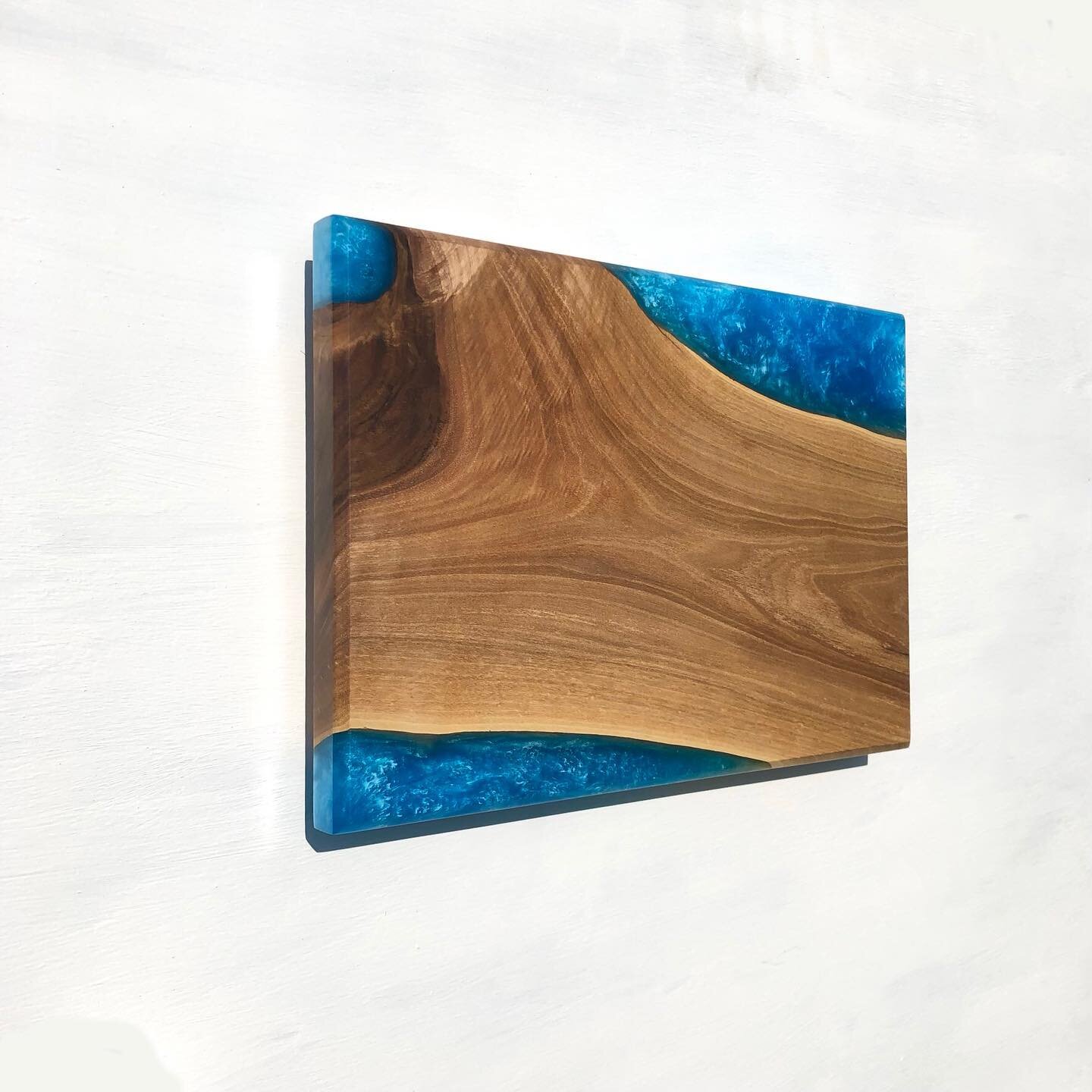 Backlit Chestnut and blue resin wall art piece. 
I mounted a frame on the back and then used remote controlled led strip lighting for the light.
.
.
.
.
.
.

#wallart #stives #cornwall #epoxy #bespoke #epoxyresin #interiordesign #wayneyedge #oak #fur