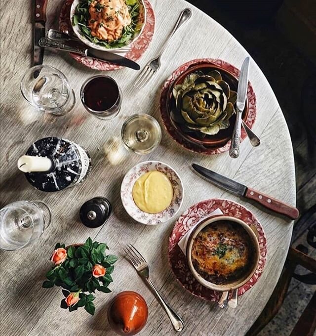 Dinner spread goals courtesy of @maggiejonesrestaurant.
If you're pining for a taste of the London restaurant scene, find Maggie Jones and so much more on the D&eacute;j&agrave; Vu app now.
📸: @kseniaskos