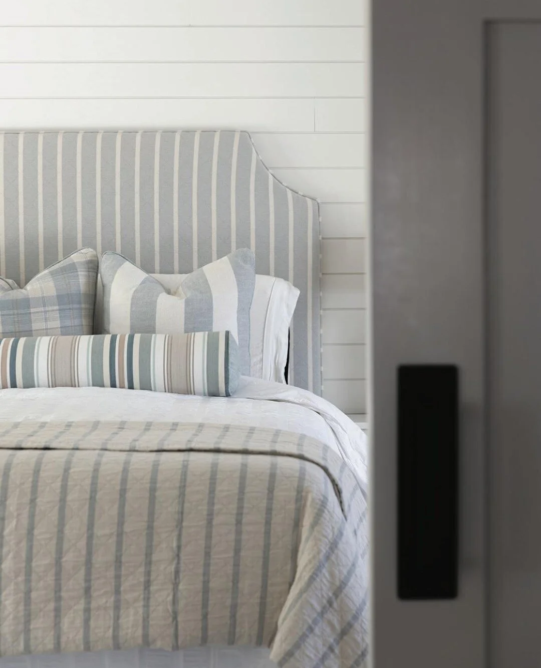 We wouldn't be able to resist climbing back into this bed on a weekend morning! ⁠
⁠
Design: Taylor Rumble of @simplywhiteinterior⁠
Photo: @j.matthewyoung⁠
⁠
#ourhomes #ourhomesmagazine⁠
#interiordesign #homedecor #interior #bedroomdecor #instahome #b