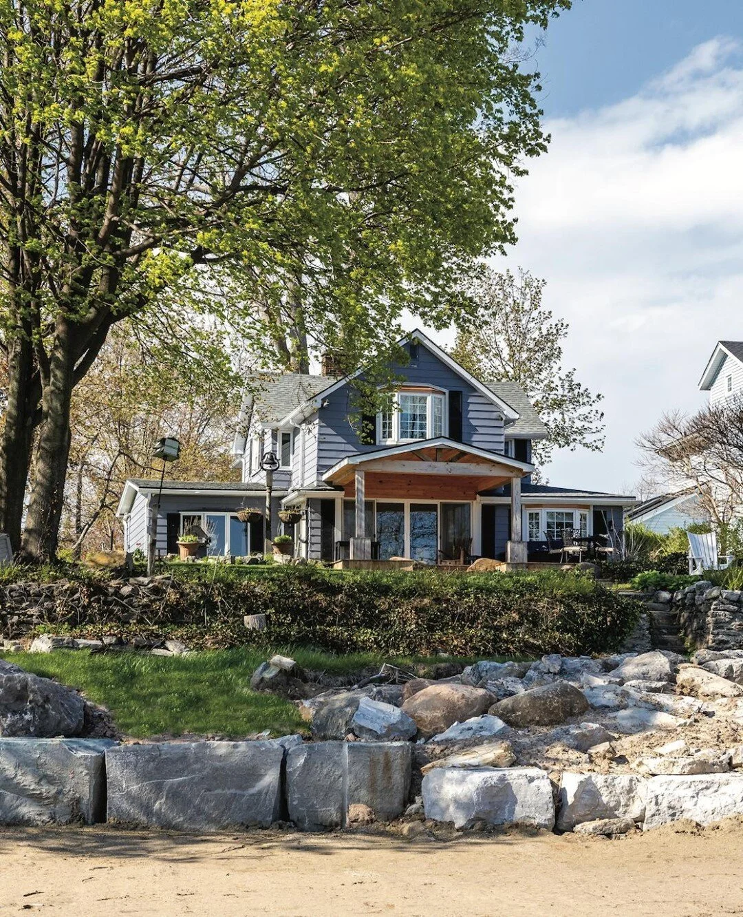 The interior of this Niagara escape is just a stunning as the exterior &ndash; check it out on ourhomes.ca now! ⁠
⁠
Design: Taylor Rumble of @simplywhiteinterior⁠
Photo: @j.matthewyoung⁠
⁠
⁠
#ourhomes #ourhomesmagazine ⁠
#home #homedesign #exteriorde