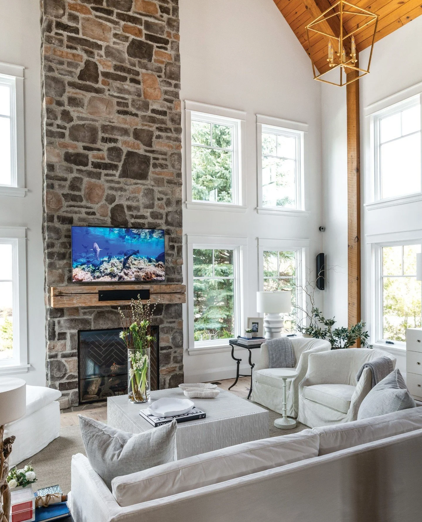 Featuring this lovely home in The Blue Mountains, the kitchen-living-dining room&rsquo;s 28-foot⁠ vaulted ceiling and a soaring stone fireplace offered grandeur, but the finishes needed recalibration. Mission completed while relying on the vision of 