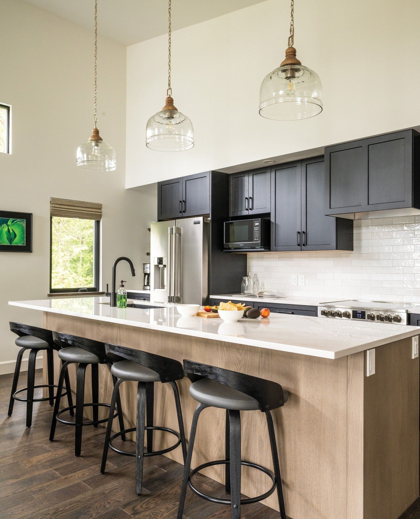 When the homeowners built their family cottage on Colpoy&rsquo;s Bay, the kitchen was designed to be the heart of the home for entertaining family and friends. Gorgeous black cabinetry is paired with quartz countertops, creating a sophisticated yet h