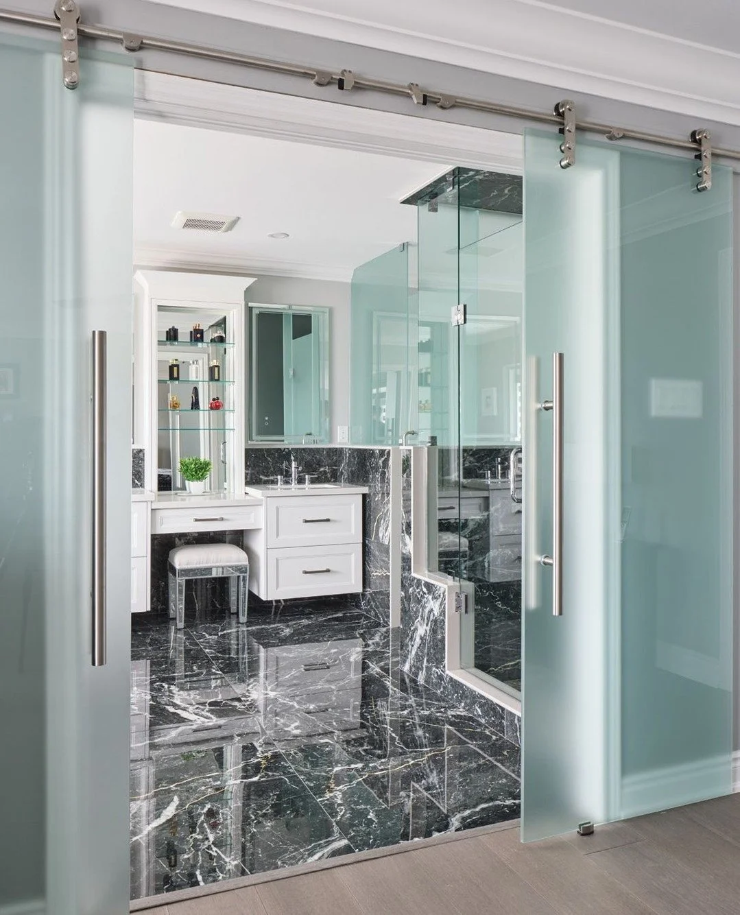 With an extensive renovation, this lovely GTA home has become a stunning home. A peek into the en suite with glass sliding doors creates a seamless connection between spaces while enhancing the room&rsquo;s open, airy feel. The double vanity with dua