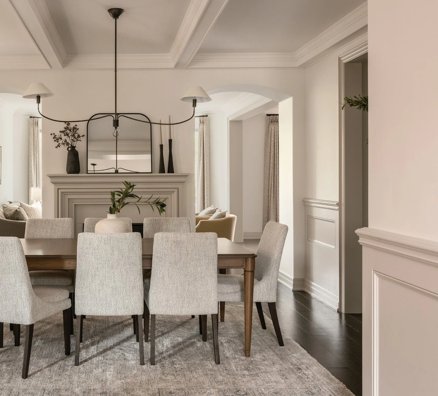 This lovely Oakville home embraces a timeless palette of soft, muted tones for a calm, lived-in feel. On the main level, the creative use of millwork and coffered ceilings define the dining area. We notice the subtle patterns that add texture and a s