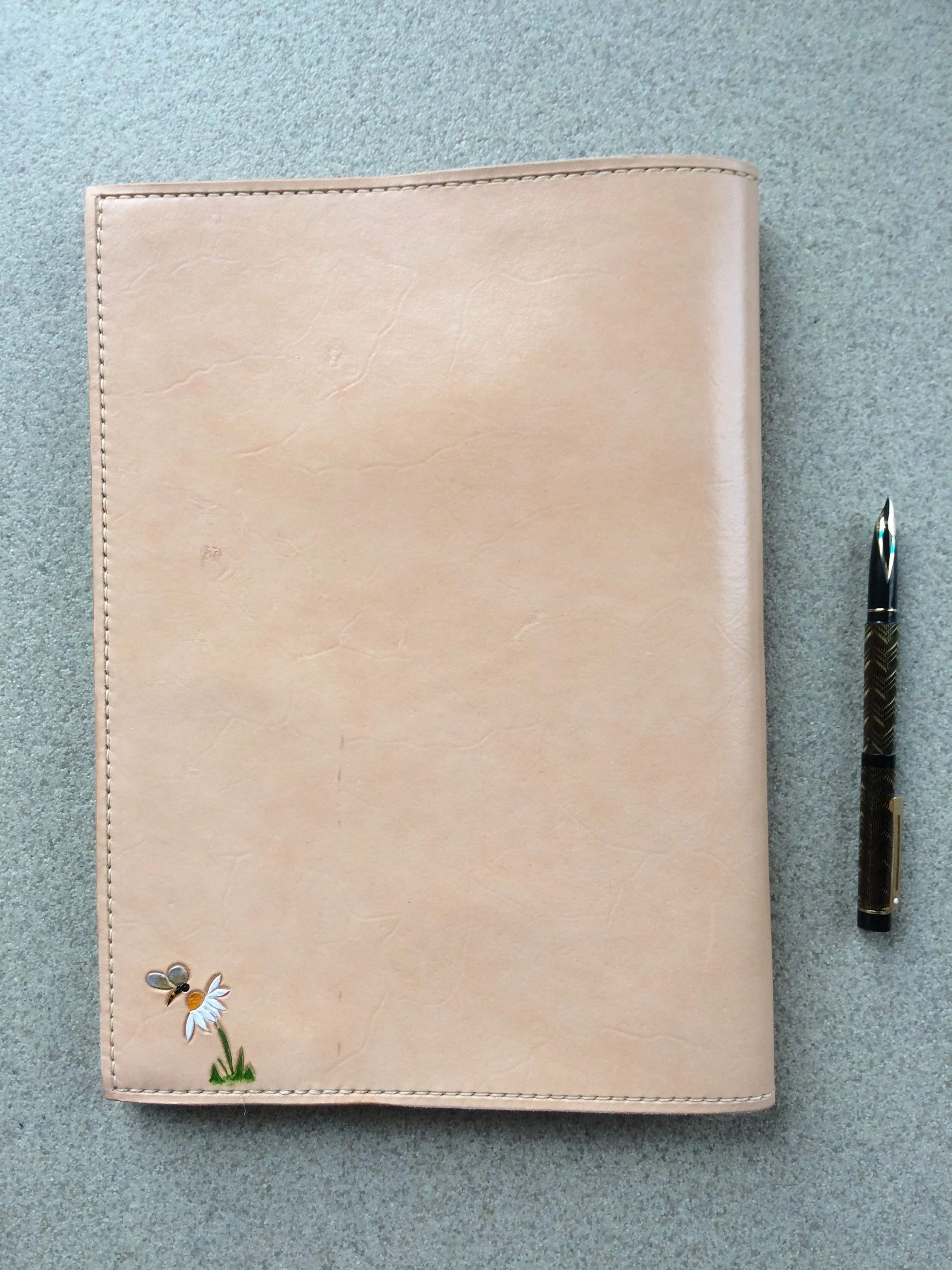 A4 Refillable desk journal back cover: features tiny daisy and bee.