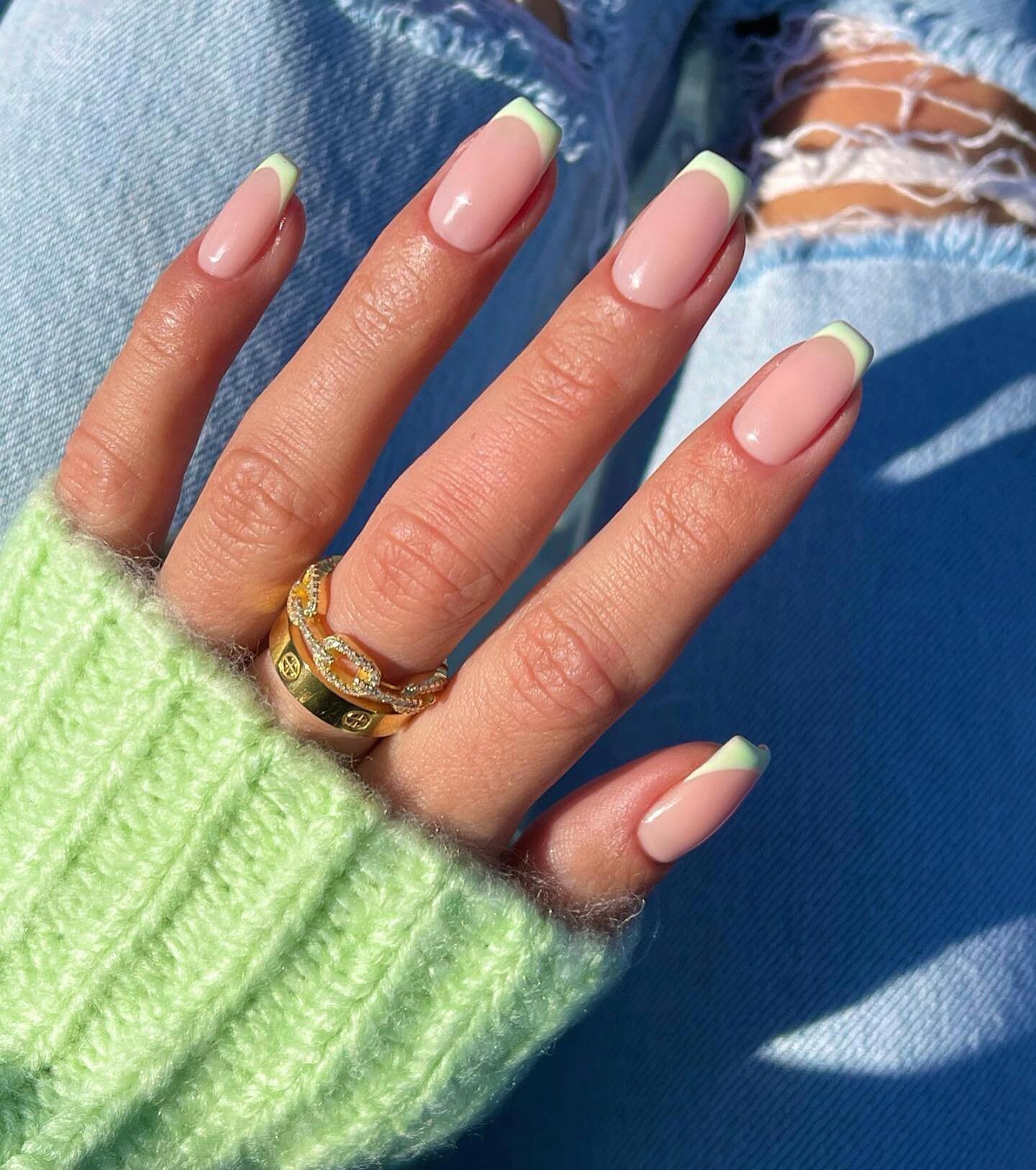 Just a little NEON nail inspo to start your week...🍀💚
Nails: @gelsbybry 
.
.
.
.
.
.
.
#vaultbeauty #vaultartist #vaultverified #nails #nailart #nailsofinstagram #nailsonfleek #nailinspo #naildesign