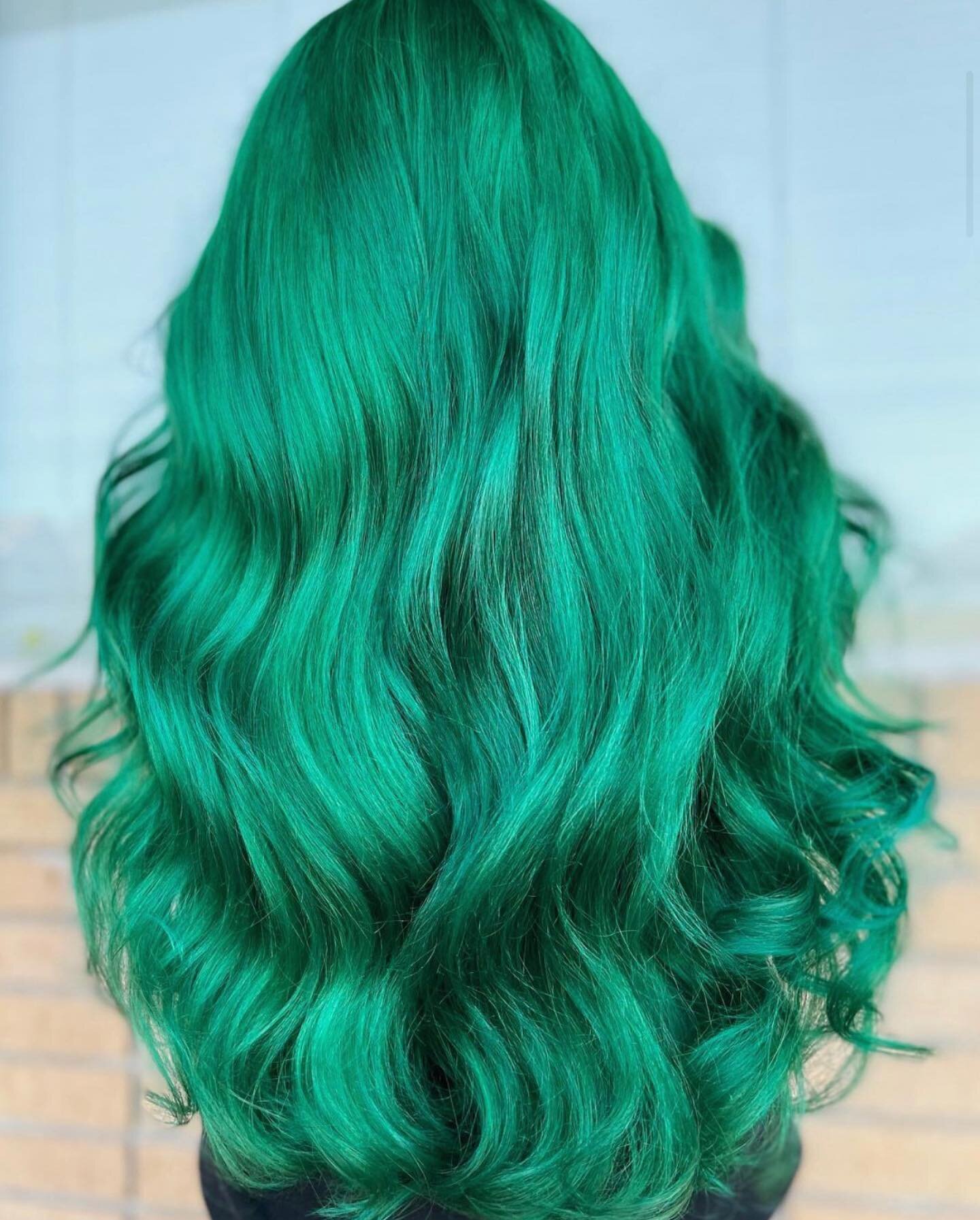 It&rsquo;s the GREEN for us...☘️💚Hair:@sydneyannlopezhair 
.
.
.
.
.
.
#vaultbeauty #vaultverified #vaultartist #hair #greenhair #haircolor #haircolorist #hairgoals #hair #hairstylist