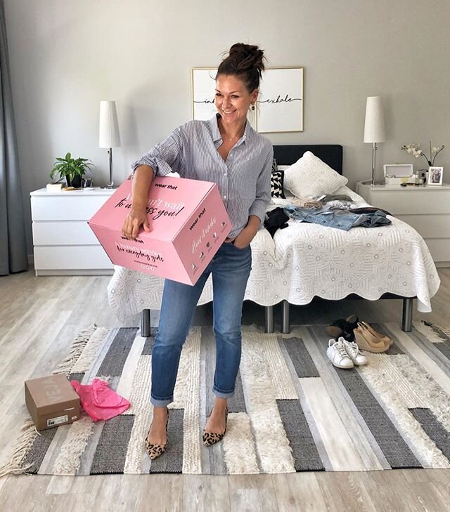What&rsquo;s in the PINK BOX!!?!? 📦🎀 6 outfits to mix and match, curated just for me by my very own personal stylist from @wear.that.now . You feel my excitement?! ⠀⠀⠀⠀⠀⠀⠀⠀⠀
How does it work?
1/ Create a style profile from an easy survey.  Pay a on