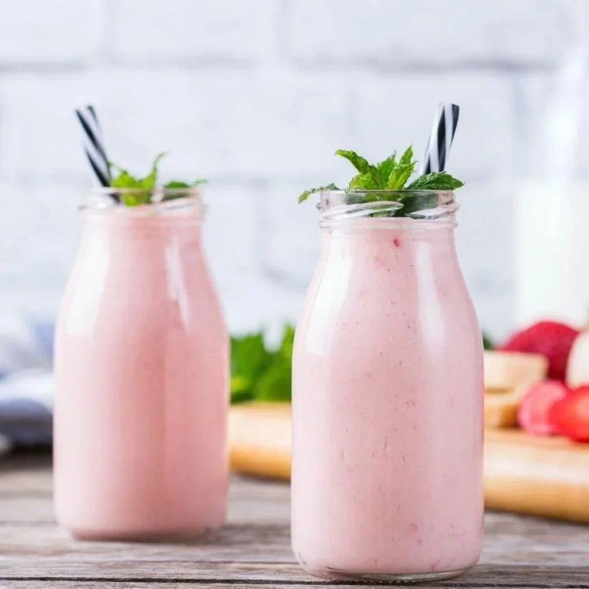 Spring Smoothie (Berries + Banana + Almond Milk)
