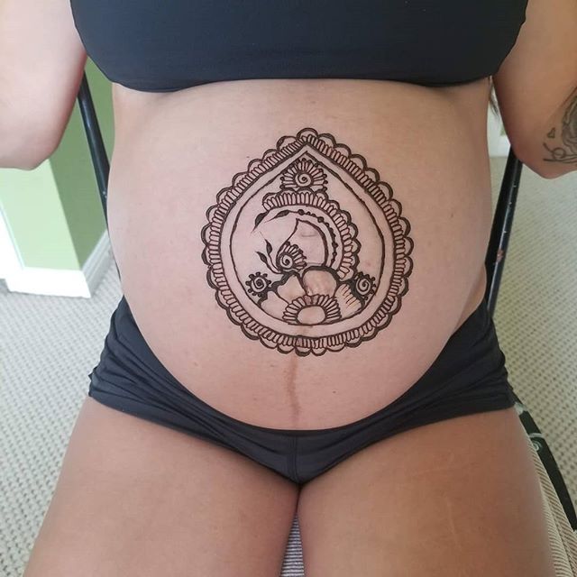 Why do a henna belly with us?
Because you know that we advocate for henna safety for the mom and baby.
.
We use the purest, safest ingredients in our henna paste:
Organic henna powder
Organic Lavender essential oil
Organic turbinado cane sugar
Distil