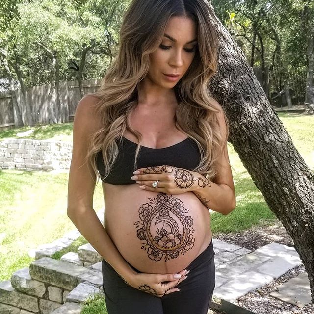 Isn't she stunning? I had such a hard time picking and choosing this mom's pictures. .\
.
Do you want to have the most memorable maternity pictures done? Prenatal henna bellies along with a professional photoshoot are where it's at. Don't put it off 