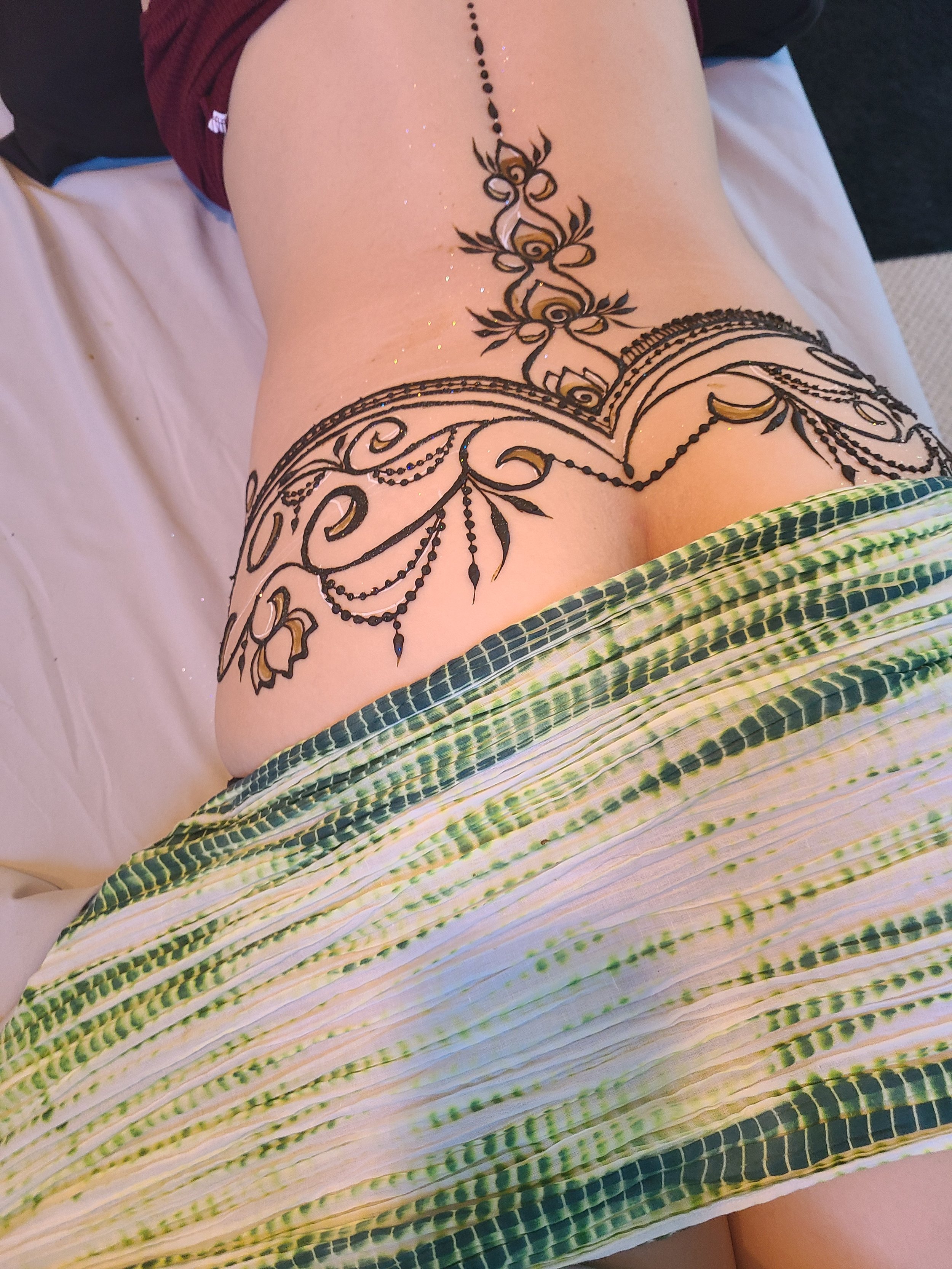 Here Are 7 Small Belly Mehendi Designs That You Must Check Out!