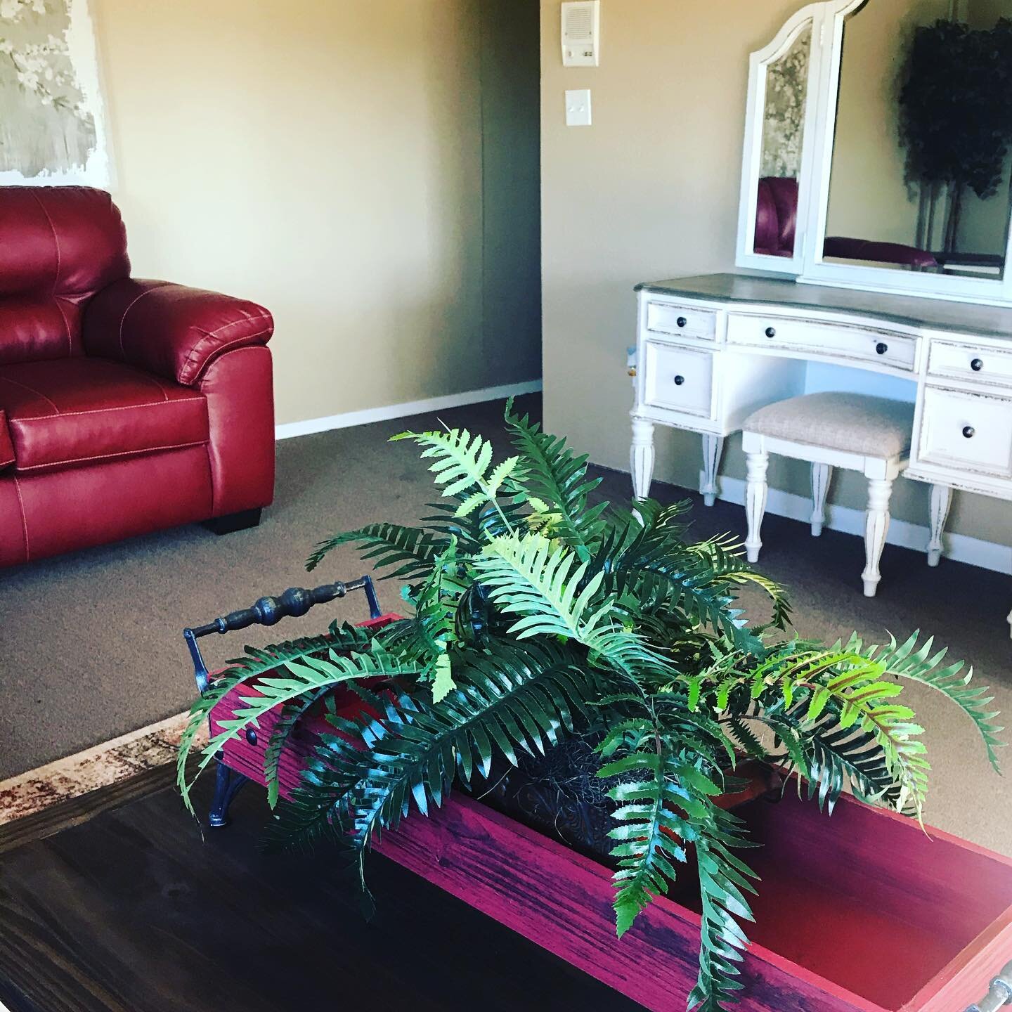 Our Beautiful Bridal Room! You &amp; your bridesmaids will enjoy the day getting ready here. Spectacular views of the lake 🌅💍👰🏼
Message us to come see for yourself!

#eventplanner #texaswedding #venue #texasvenue #wedding #bride #bridesmaids #bri