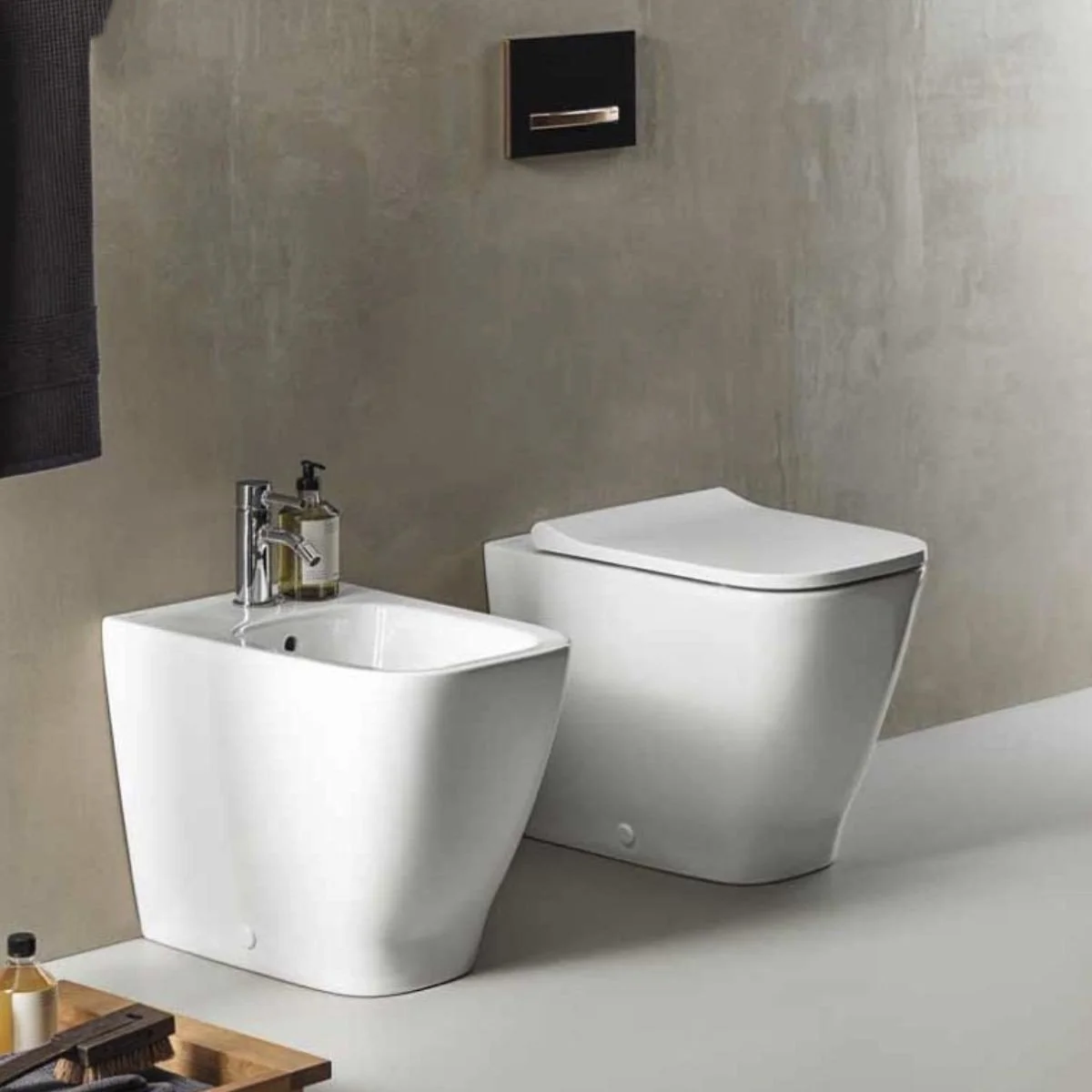 Geberit sanitari serie Smyle Bidet e WC a pavimento, filoparete, fissaggi nascosti, Rimfree