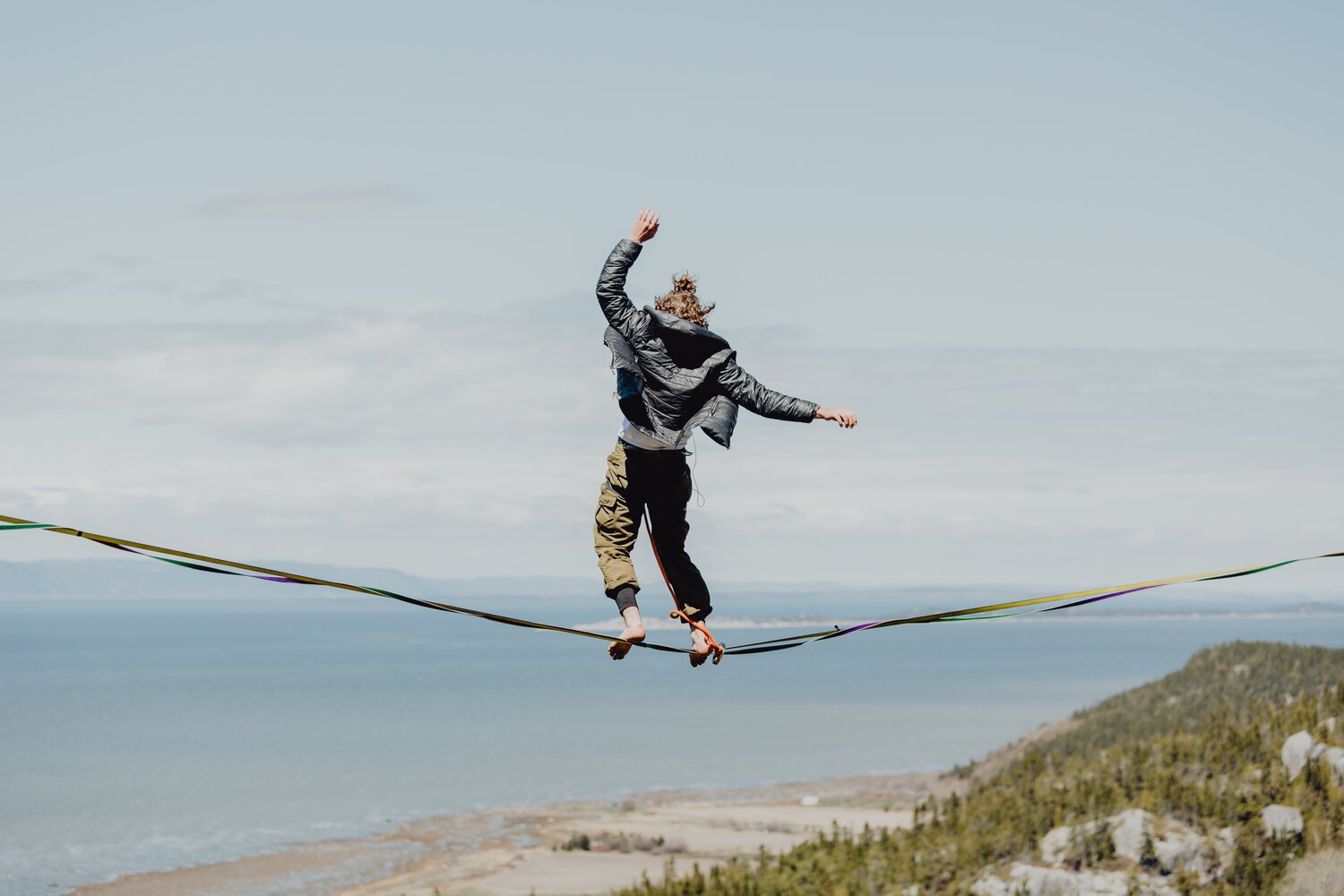 Homme pratiquant le highline