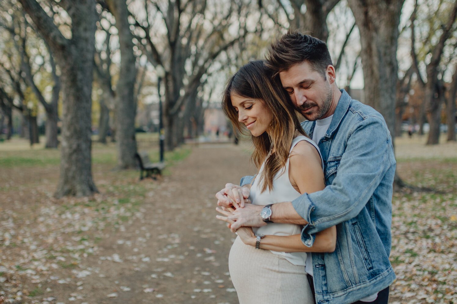 Couple avec femme enceinte dans un décor automnale