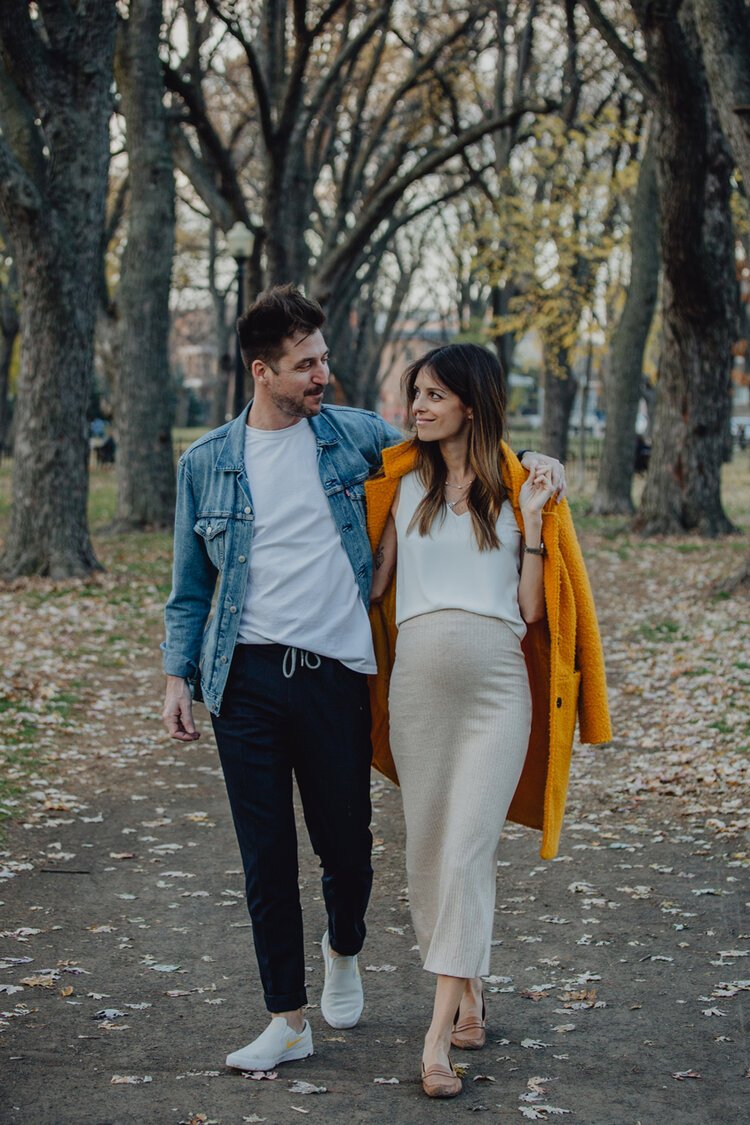 Couple avec femme enceinte dans un décor automnale
