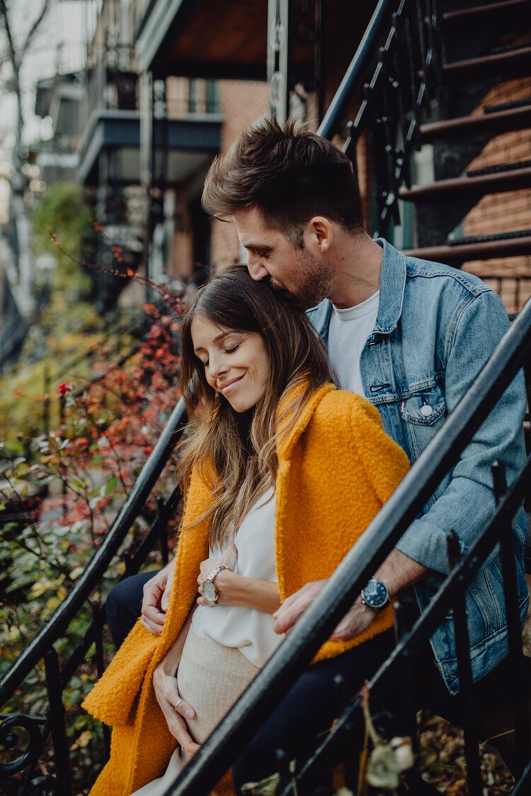 Couple avec femme enceinte dans un décor automnale