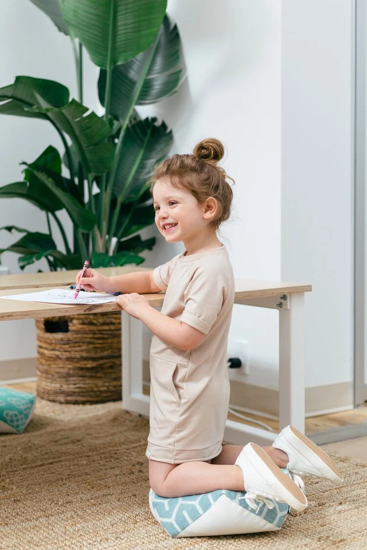 Jeune fille qui dessine sur un table