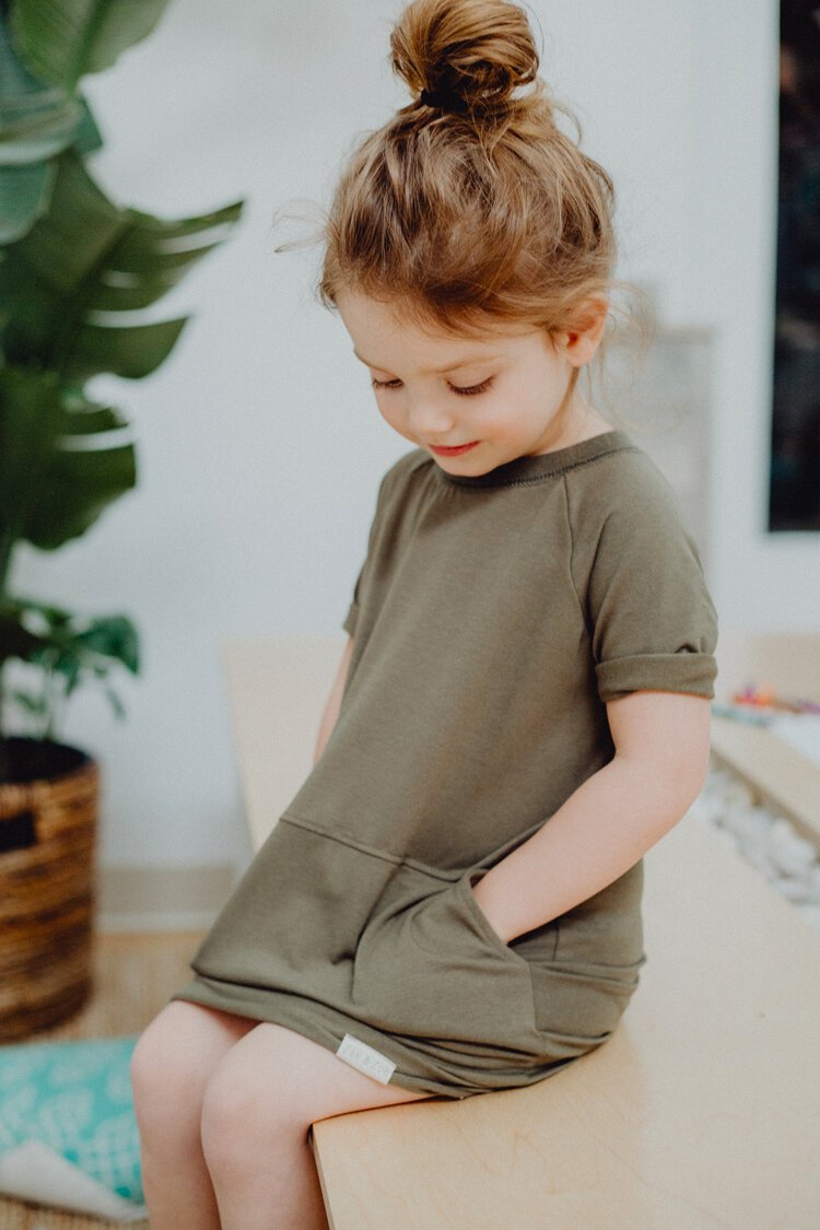 Fillette en robe verte 