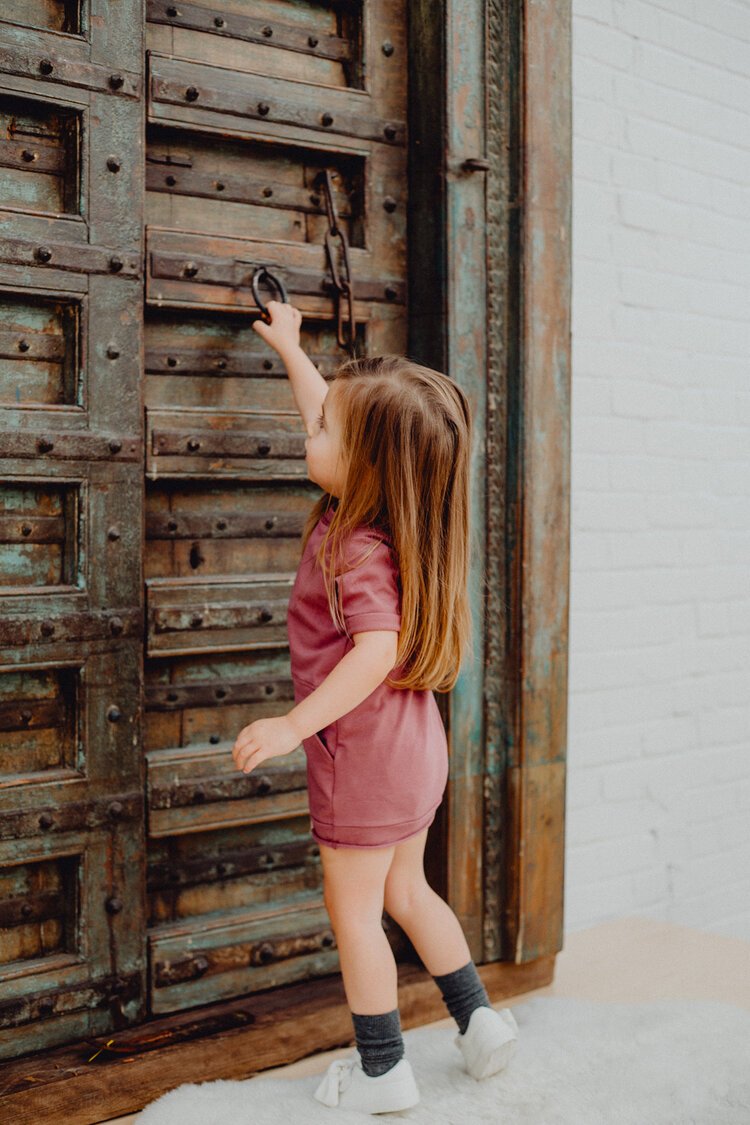 Fillette avec robe rose qui joue