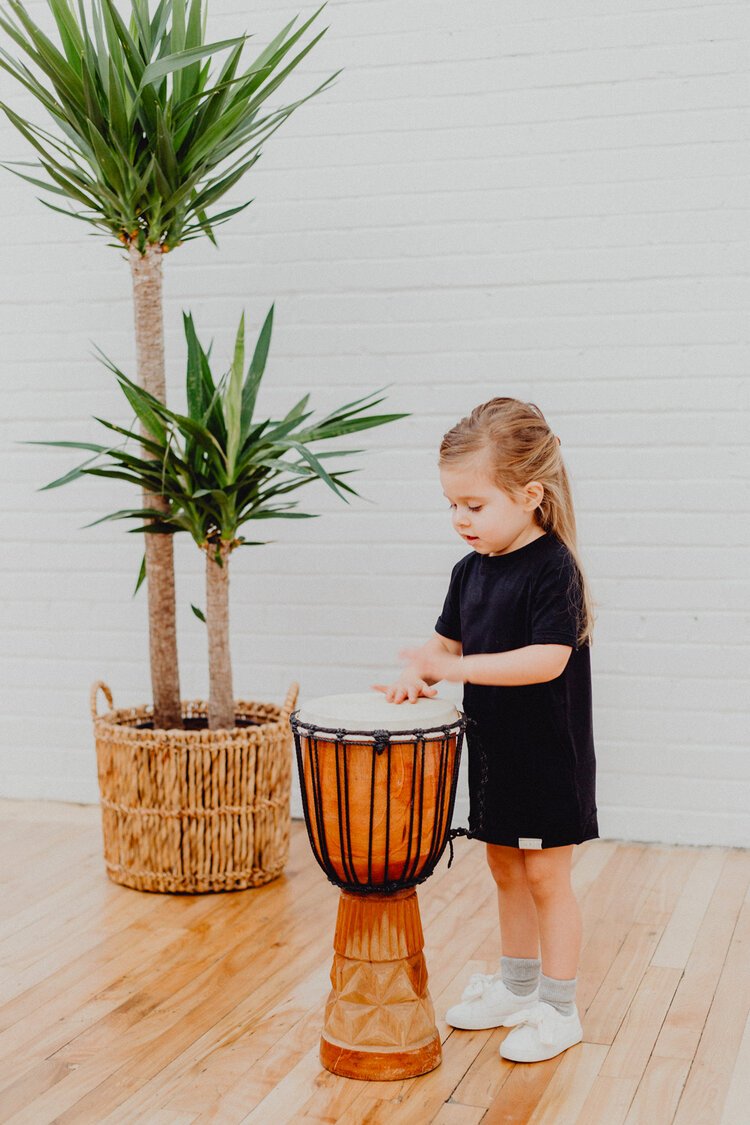 Fillette qui joue aux tambours