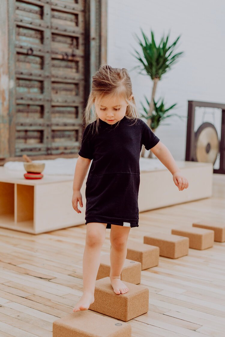 Petite fillette qui joue