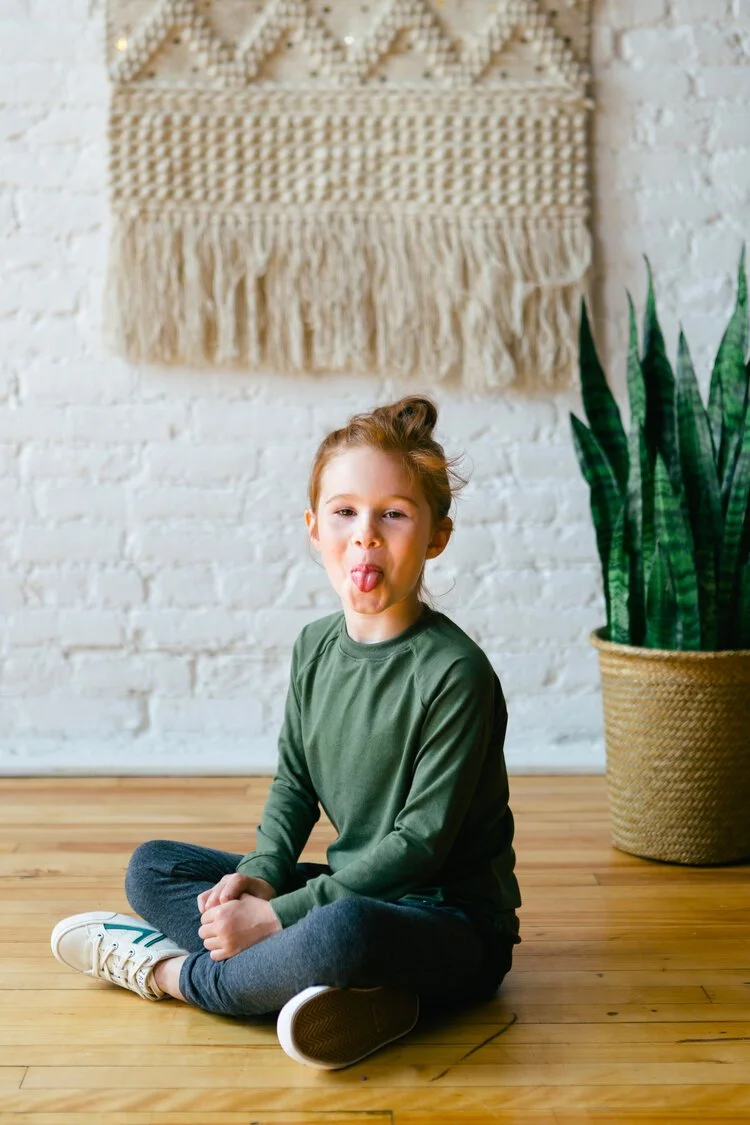 Jeune fille tirant la langue à la caméra