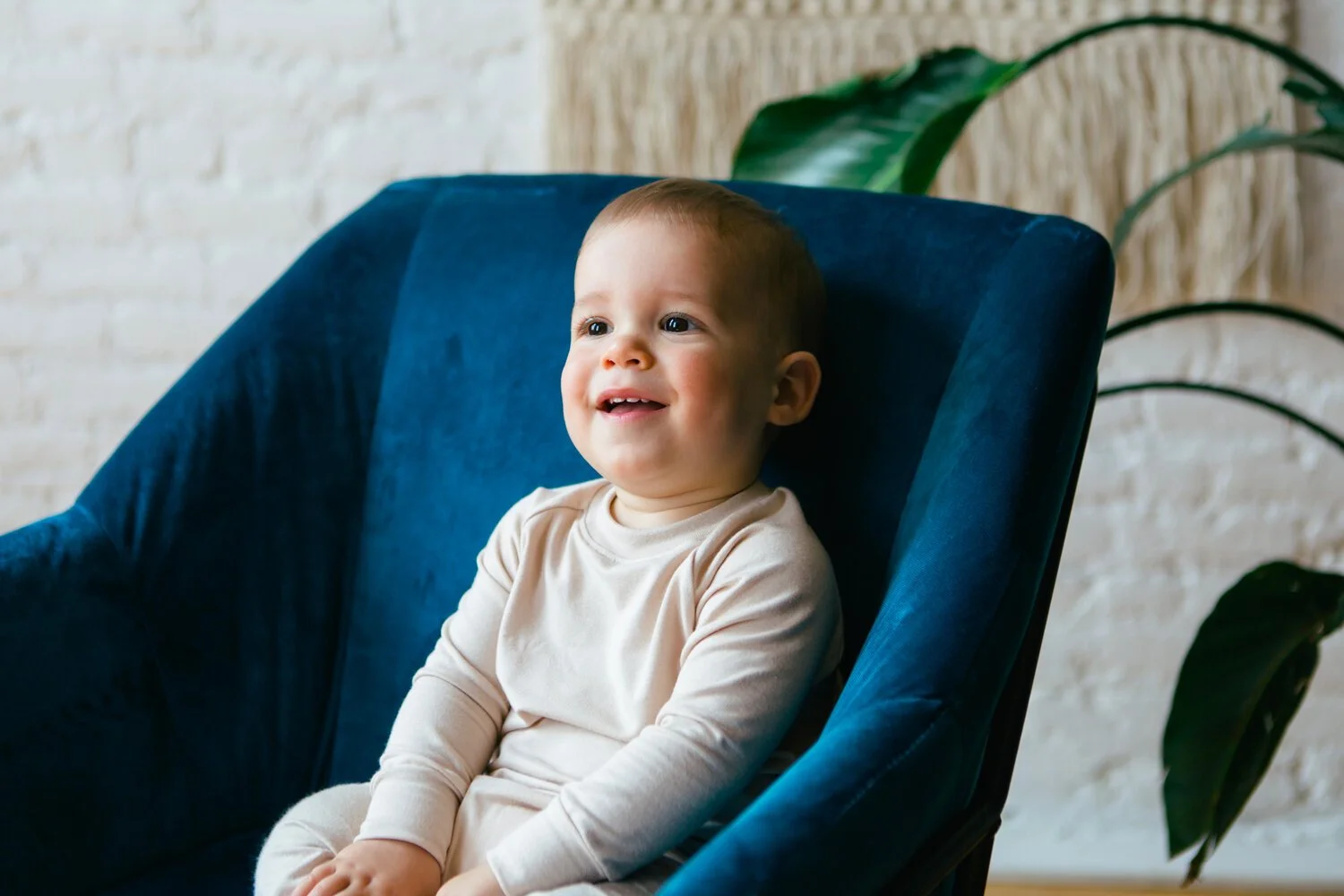 Enfant assie sur une chaise 