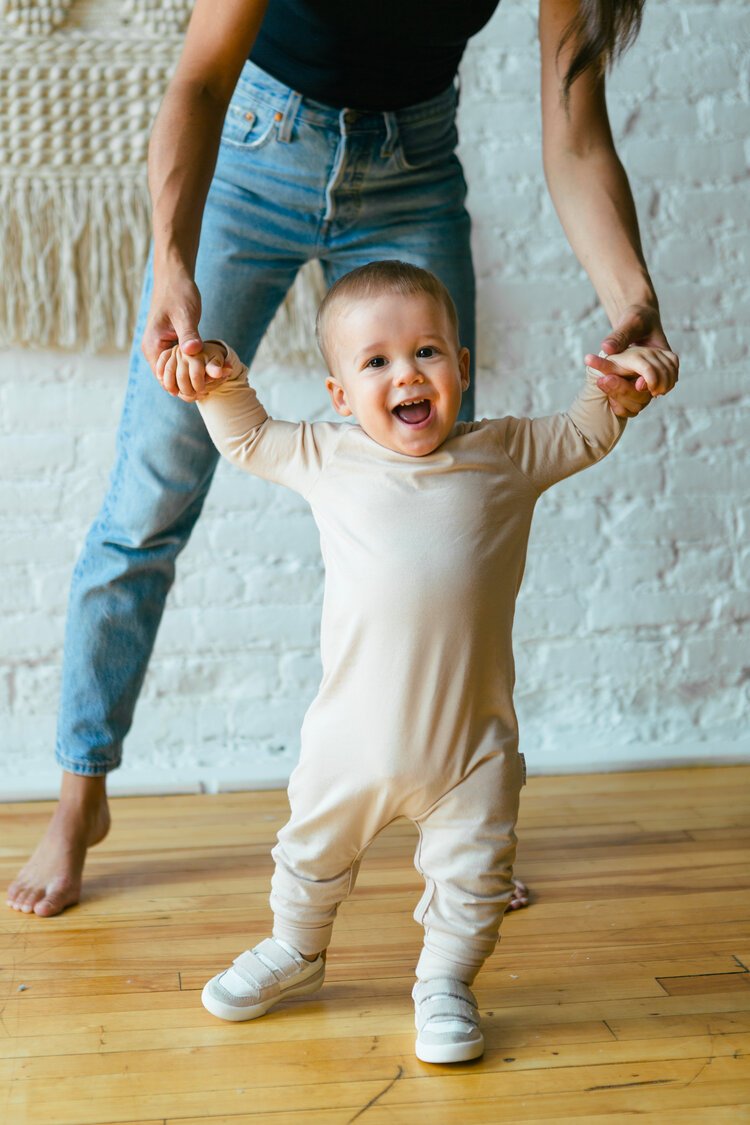 Maman qui fait marche son bébé