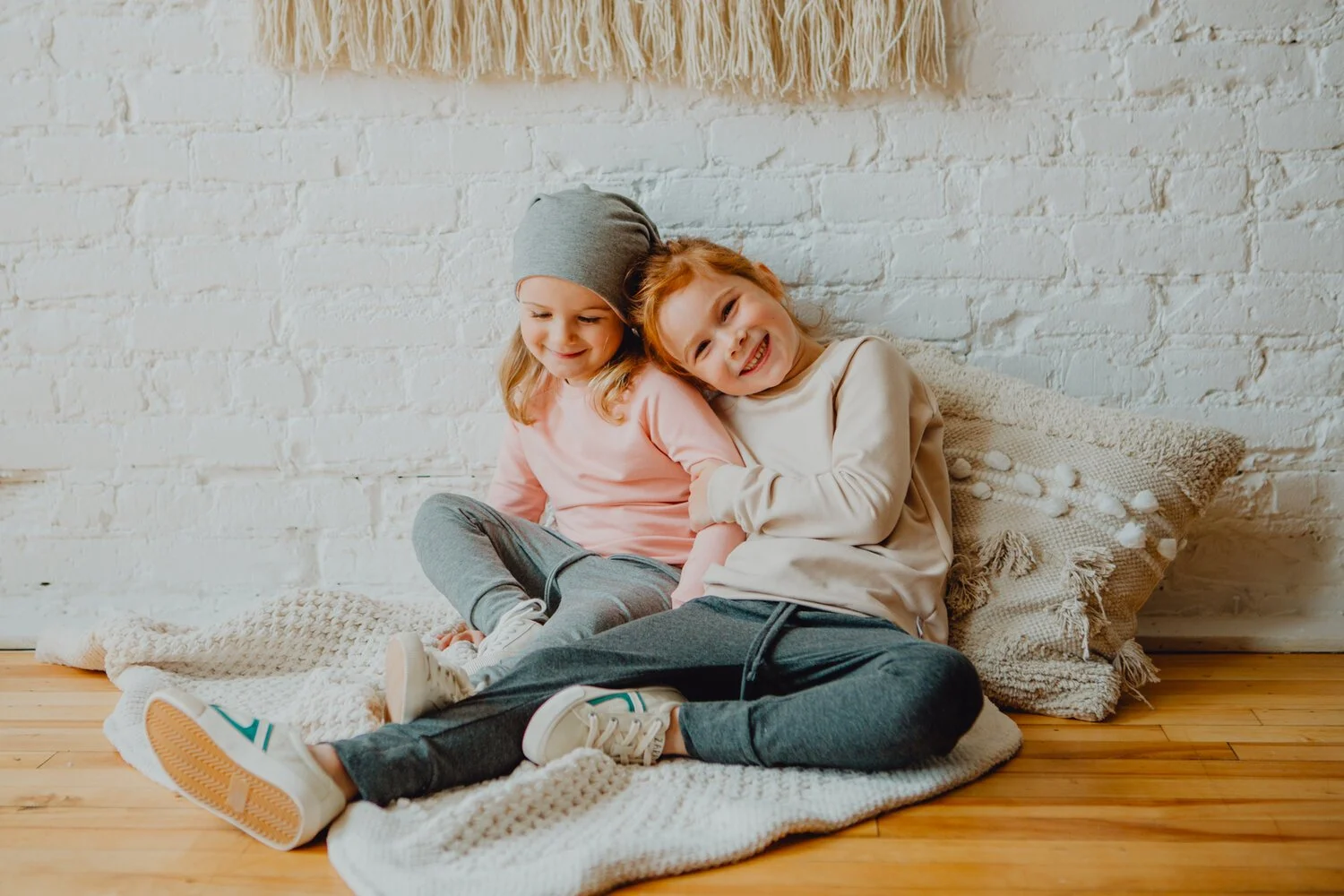 Enfants qui s'enlacent