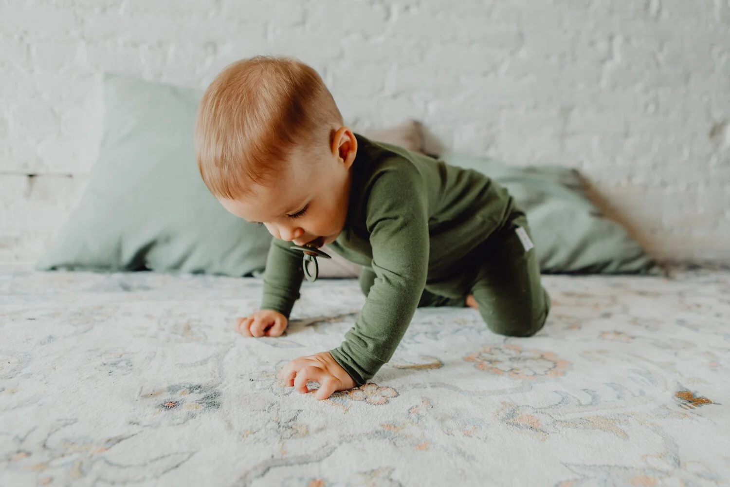 Bébé sur son lit en pyjama 
