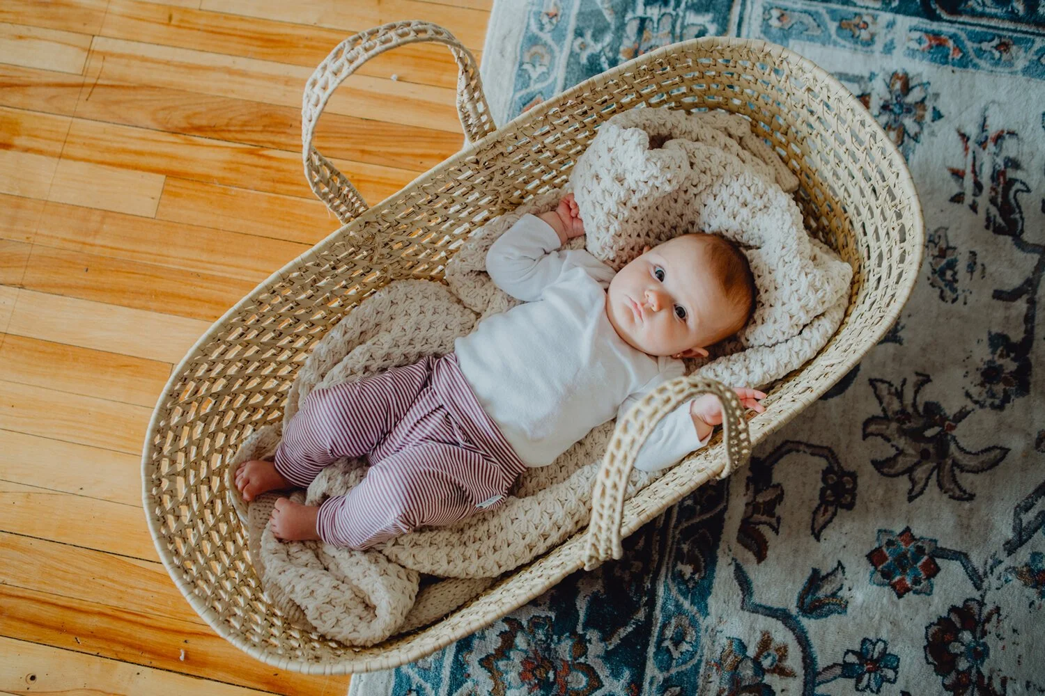 Bébé dans son panier