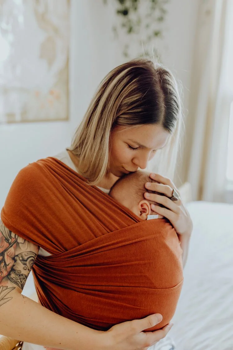 Maman et son bébé emmailloté