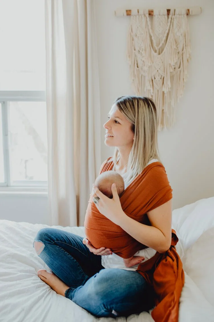 Maman avec son bébé emmailloté