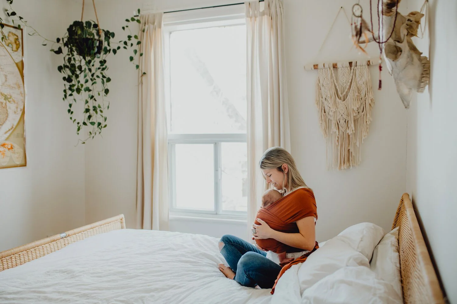 Maman dans sa chambre avec son bébé